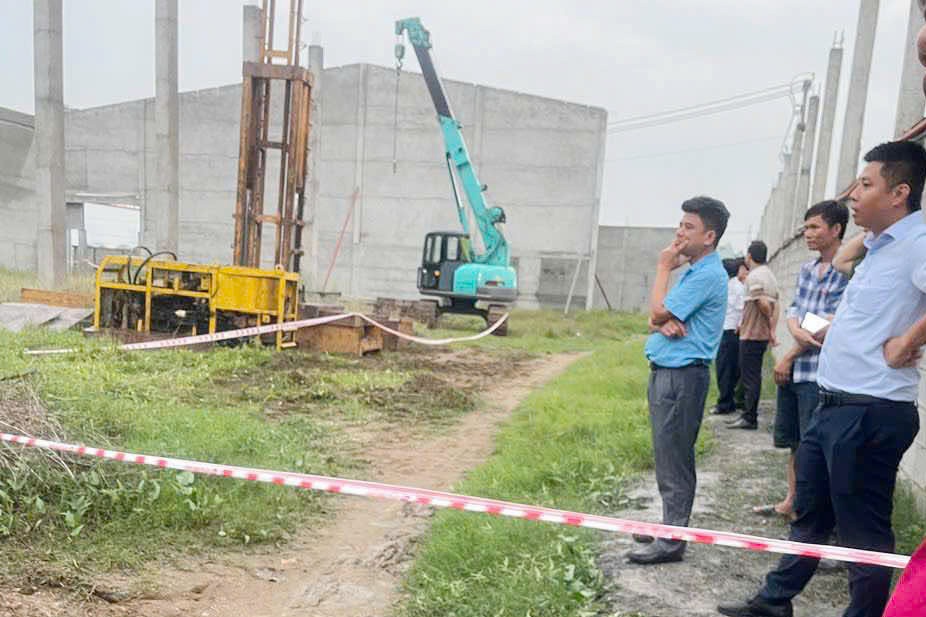 Tường đổ sập trong mưa, đè chết hai bà cháu ở Long An