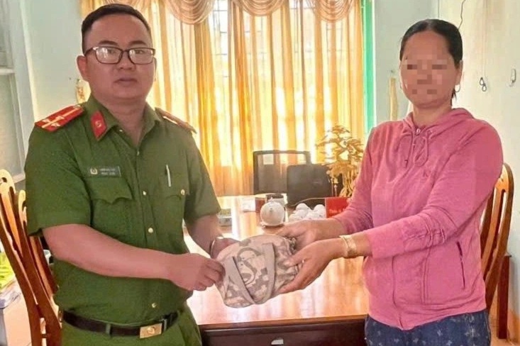 Người phụ nữ phát hiện túi xách bên đường chứa nhiều tiền, vàng