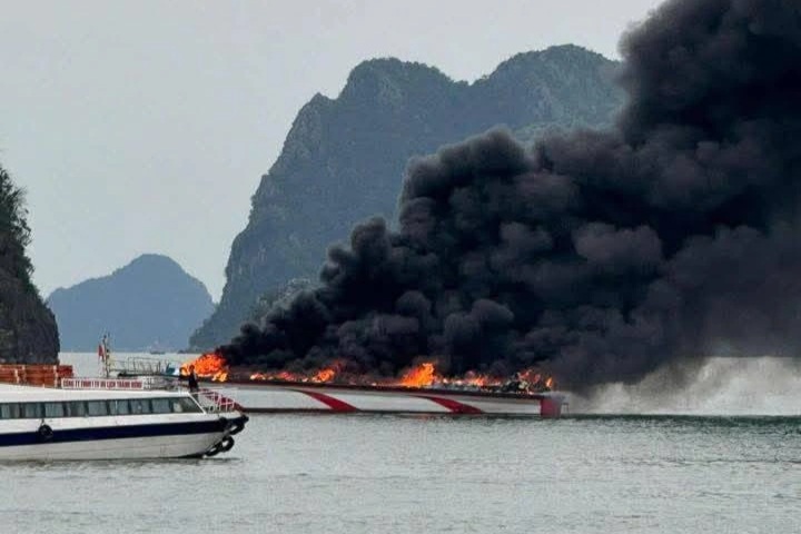 Cháy tàu cao tốc ở Vân Đồn, 5 thuyền viên thoát nạn