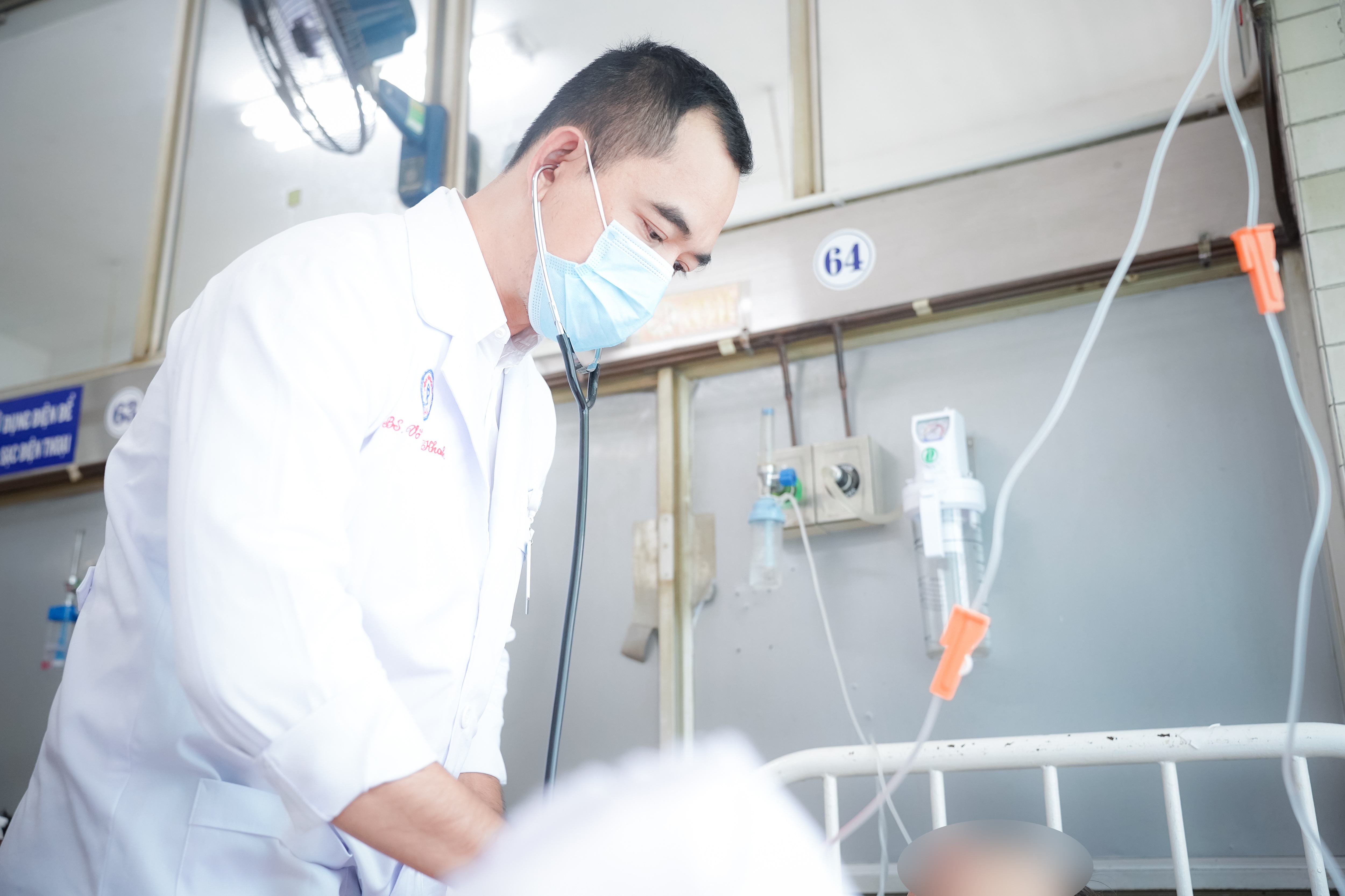 Cứu sống ngoạn mục người phụ nữ nguy kịch vì tường đổ trong mưa