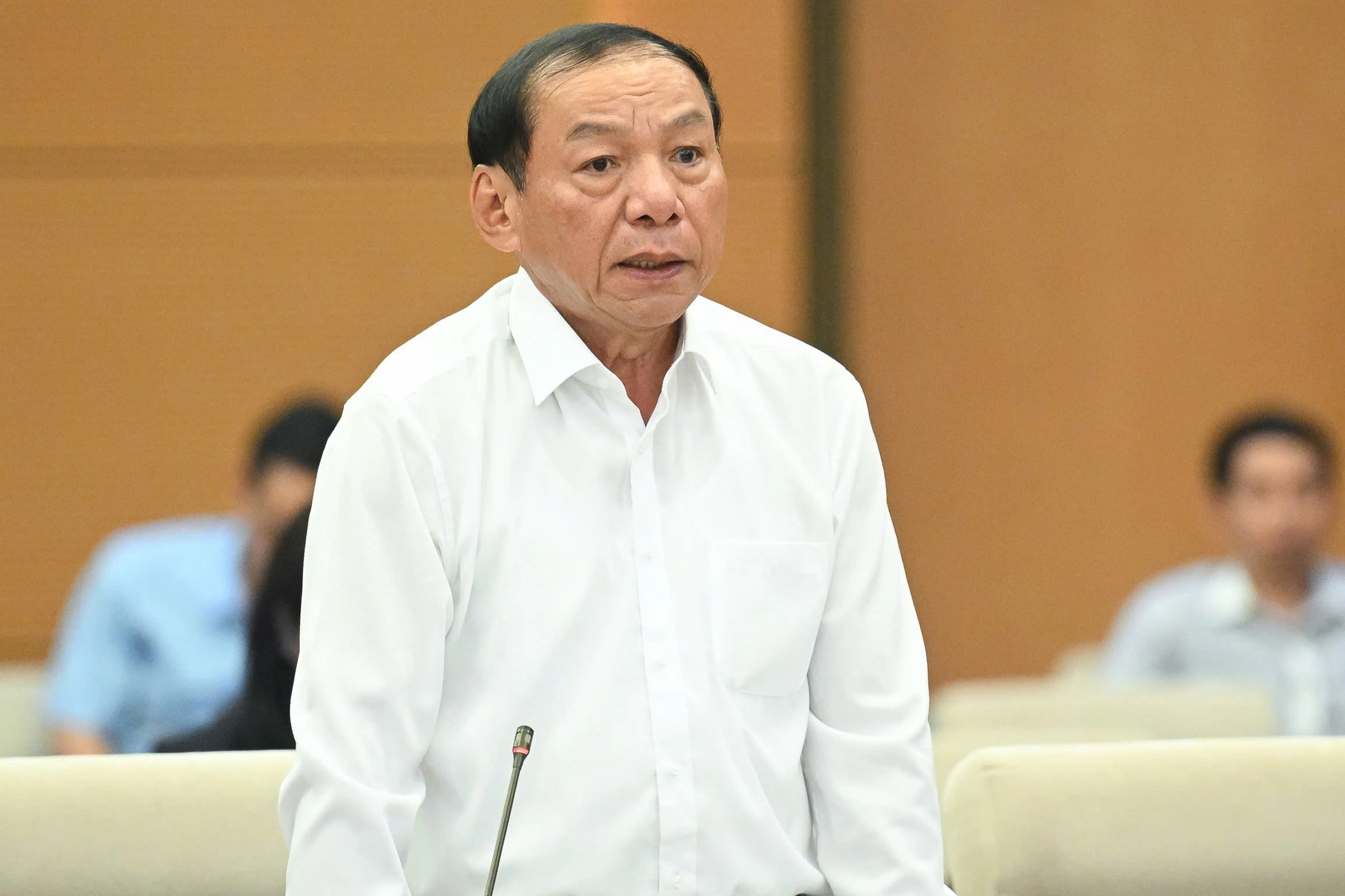 "Đại biểu Quốc hội mặc áo có logo thương hiệu không phải quảng cáo"