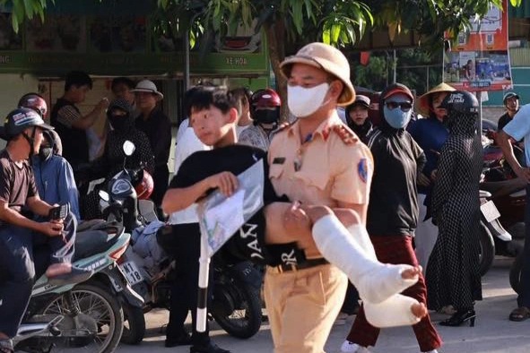 Cảnh sát bế thí sinh gãy 2 chân, dùng xe chuyên dụng chở sĩ tử đi thi