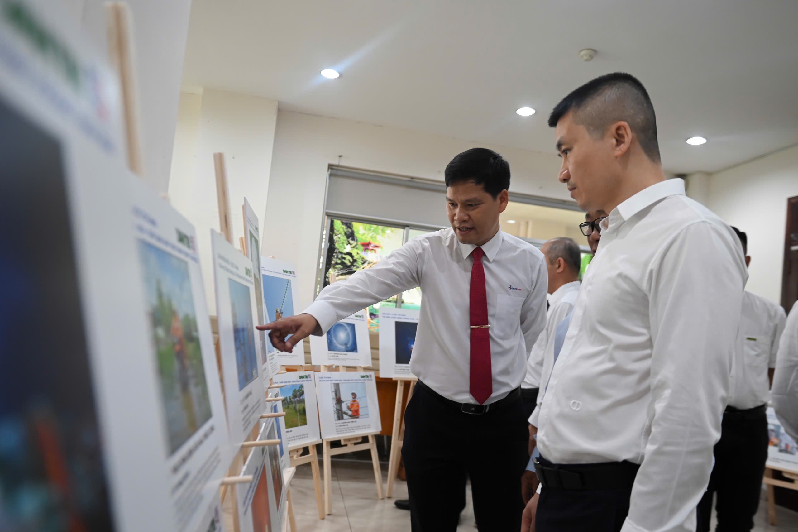Tác phẩm về cực Nam Tổ quốc đoạt giải nhất cuộc thi ảnh 50 năm ngành điện miền Nam