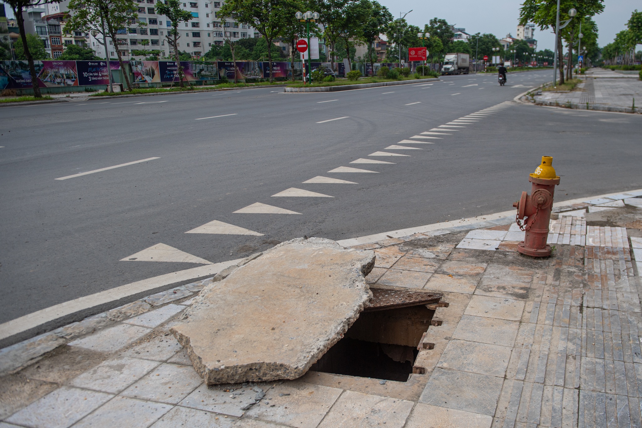 Hạ tầng xuống cấp trên tuyến đường mới ở quận Long Biên
