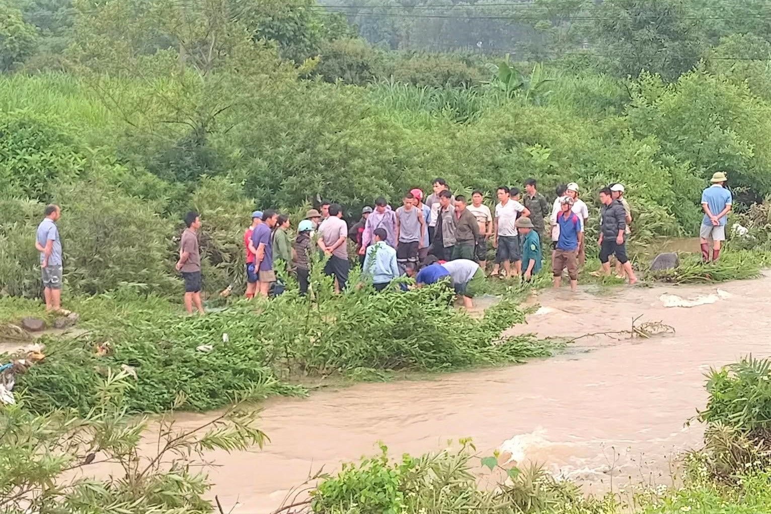 Đi qua ngầm tràn lúc nước chảy xiết, hai thanh niên bị lũ cuốn trôi