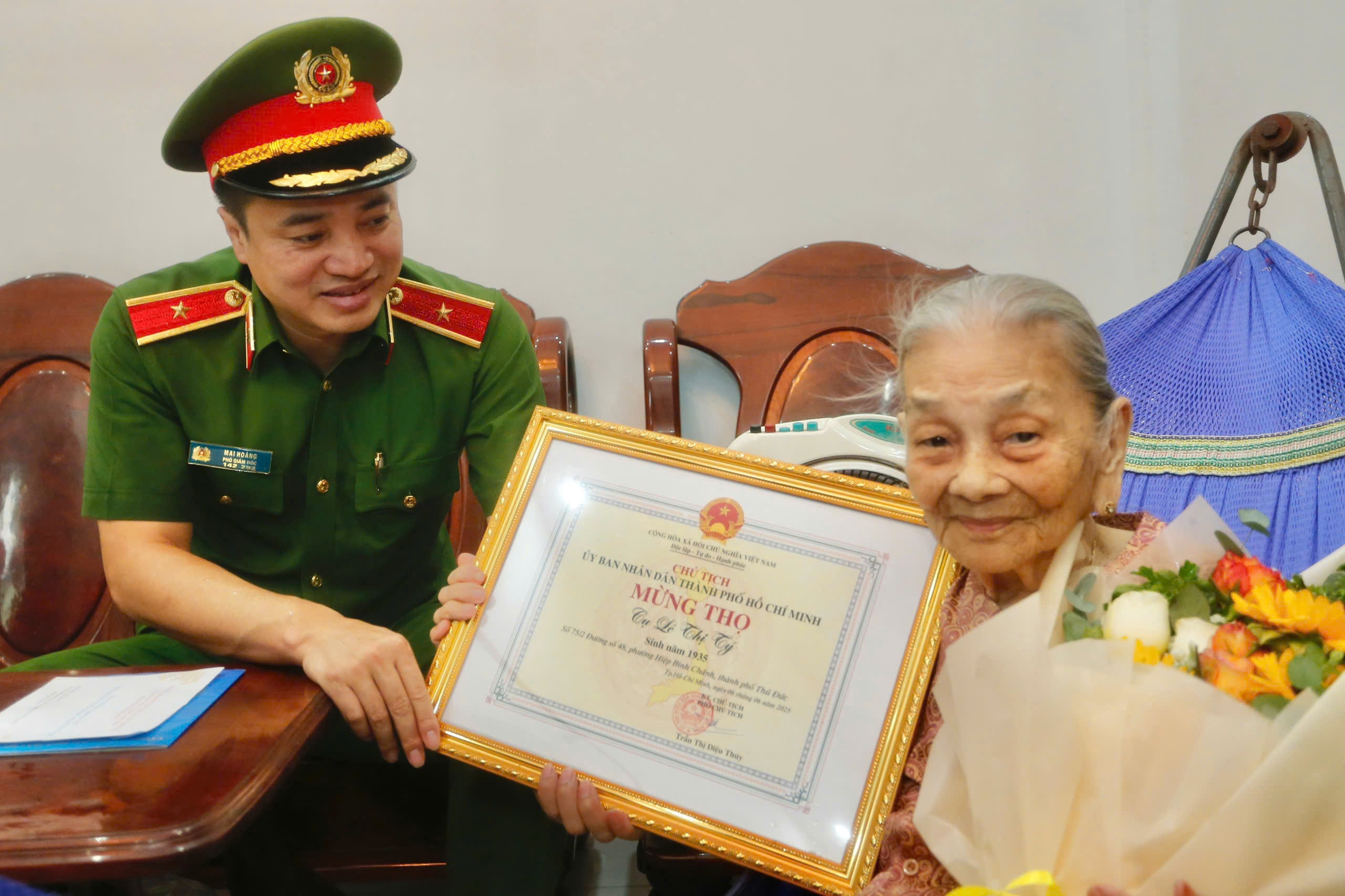Thiếu tướng Mai Hoàng thăm, chúc thọ các cụ 90 tuổi ở TPHCM