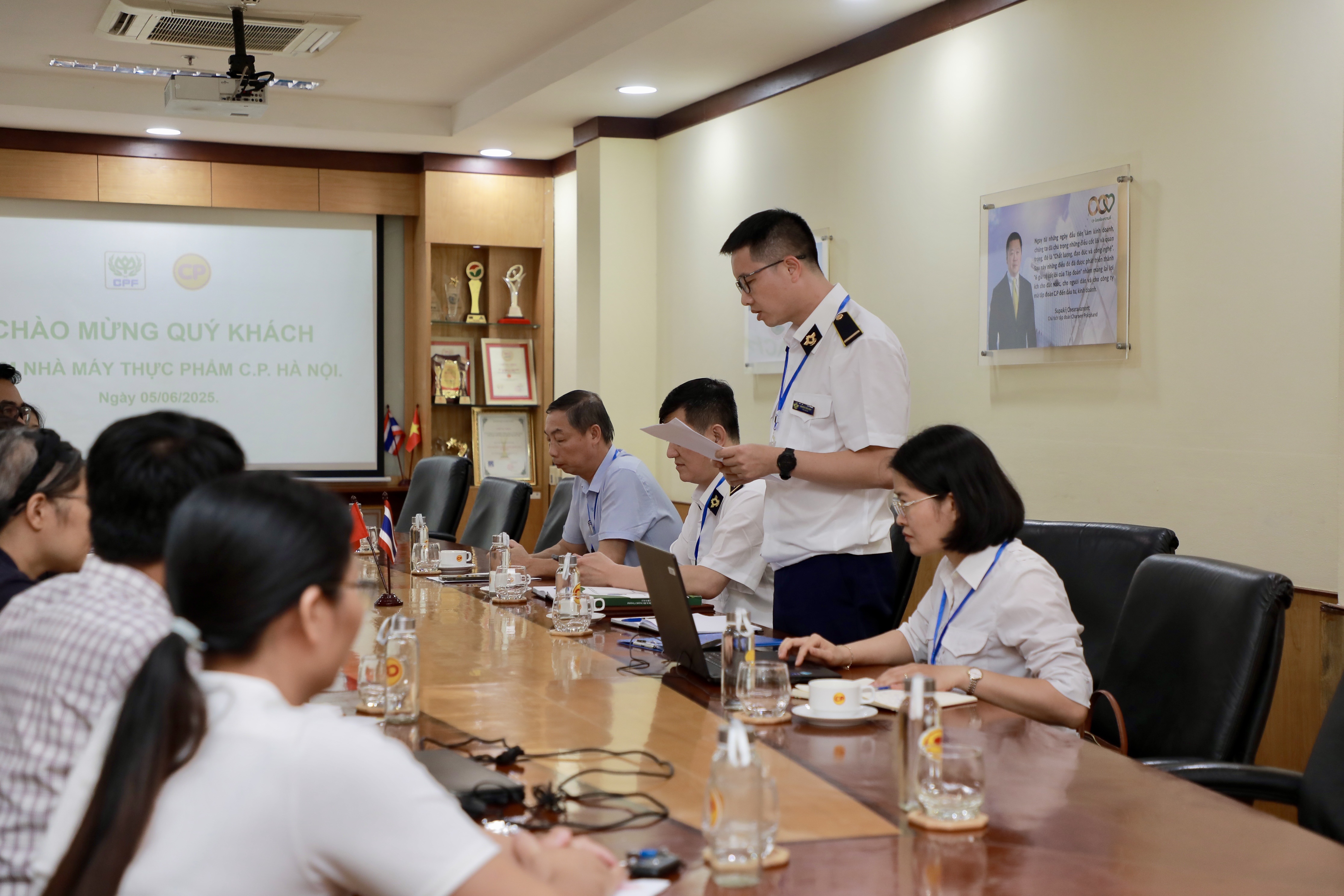 Kiểm tra nhà máy chế biến thịt gà của Công ty C.P. tại Hà Nội