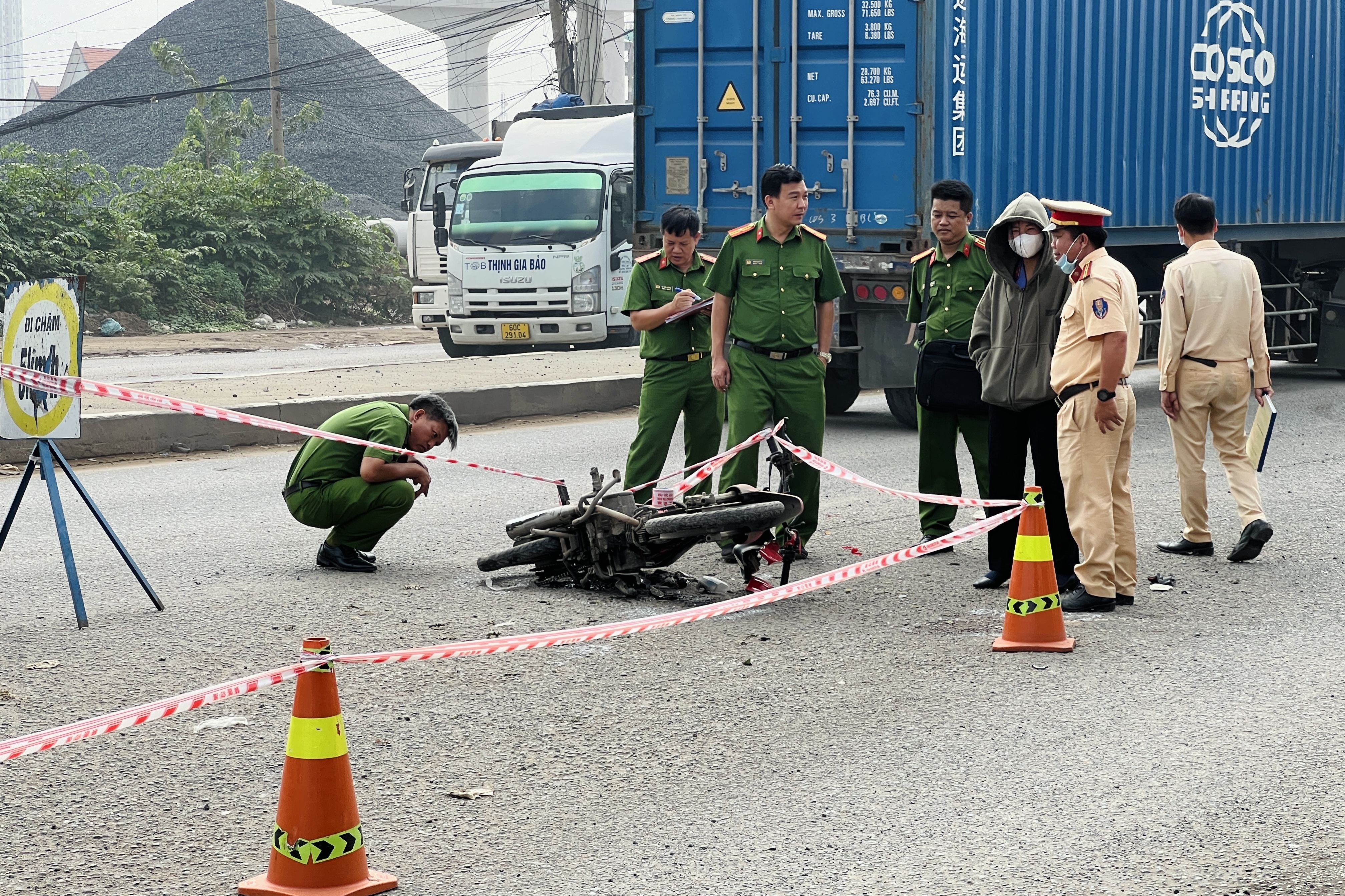 Người dân truy đuổi, ghi hình chiếc xe tải nghi gây tai nạn ở Bình Dương