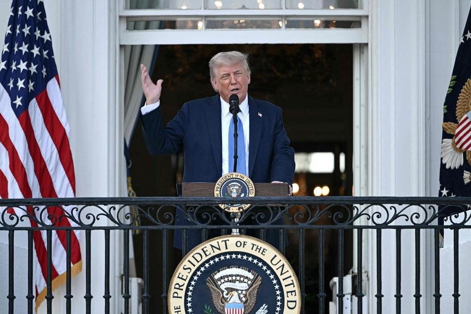 Báo Mỹ: Ông Trump ký lệnh cấm nhập cảnh với 12 quốc gia
