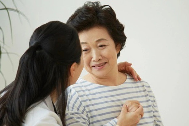 Ngày sinh con, tôi rơi nước mắt khi phát hiện một bí mật về mẹ kế
