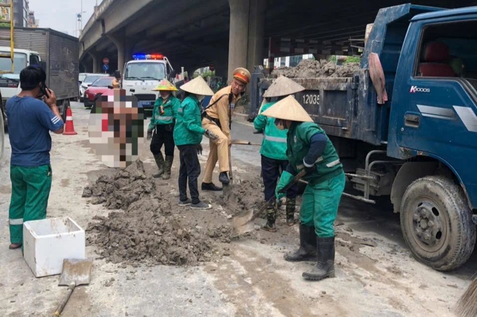 Truy tìm phương tiện làm rơi bùn đất trên đường ở Hà Nội