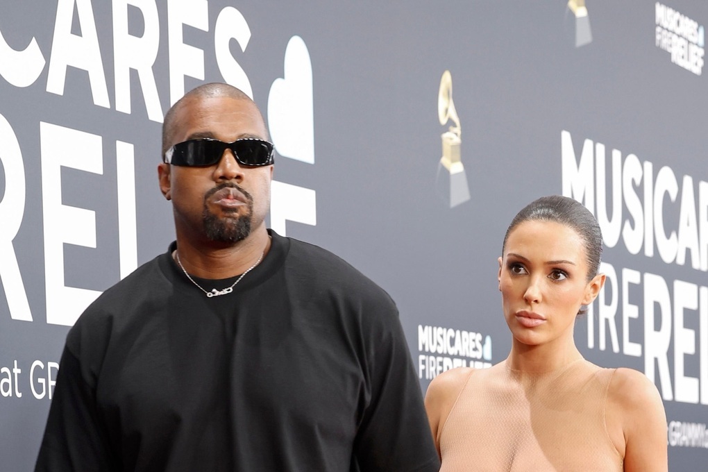Vợ của Kanye West có thể bị phạt nặng vì mặc như khỏa thân xuống phố
