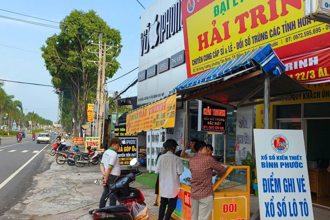 Một người đàn ông trúng 14 tờ vé số độc đắc