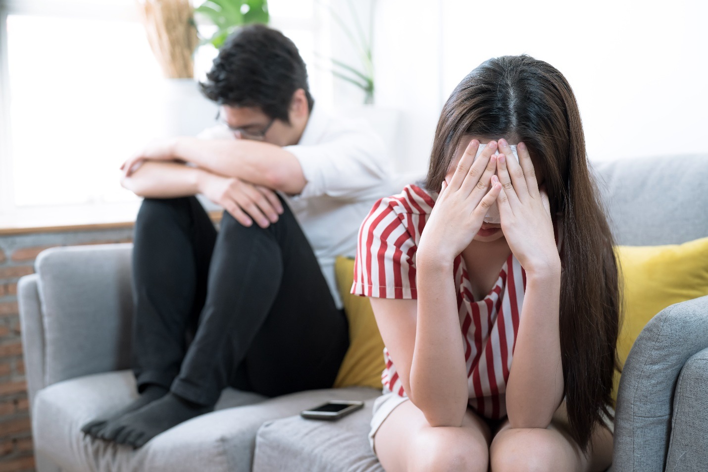 Nghe giọng nói quen thuộc, tôi ngã ngửa khi thấy chồng "thân mật" với ai