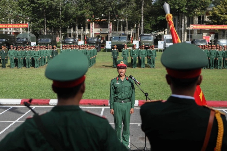 Hai anh em sinh đôi cùng tuyên thệ chiến sĩ mới dưới Quân kỳ Quyết thắng