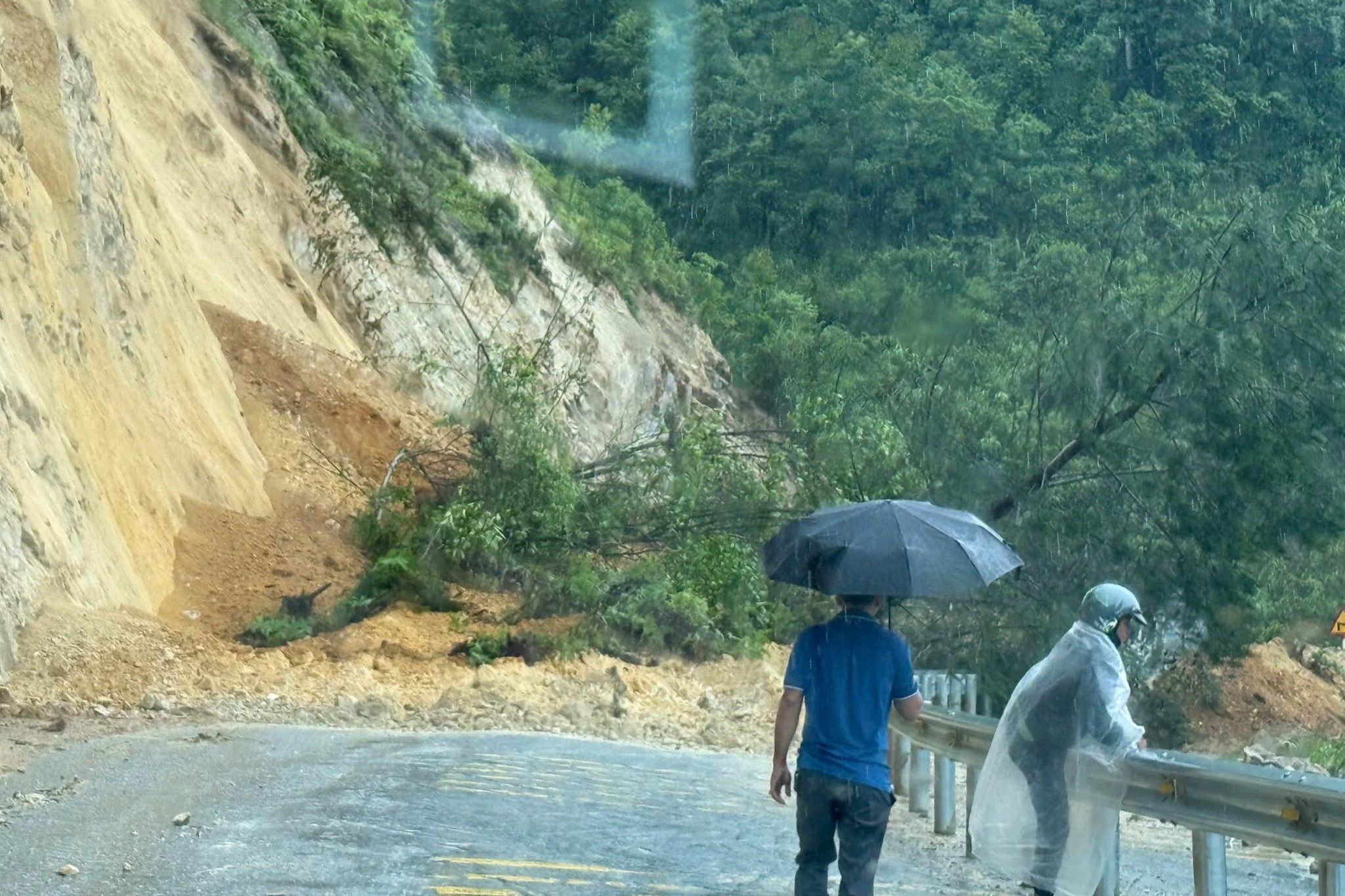 Mưa lũ gây sạt lở, ách tắc giao thông ở Lai Châu