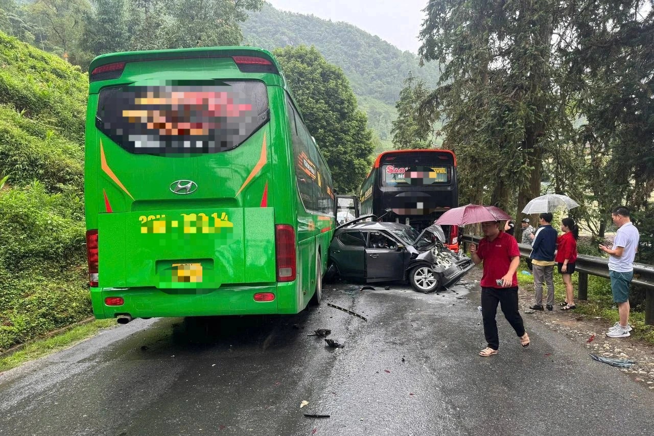 Tai nạn liên hoàn giữa 4 ô tô ở Lào Cai, 2 người bị thương