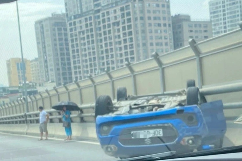 Hà Nội: Ô tô nằm "phơi bụng" trên đường Vành đai 2