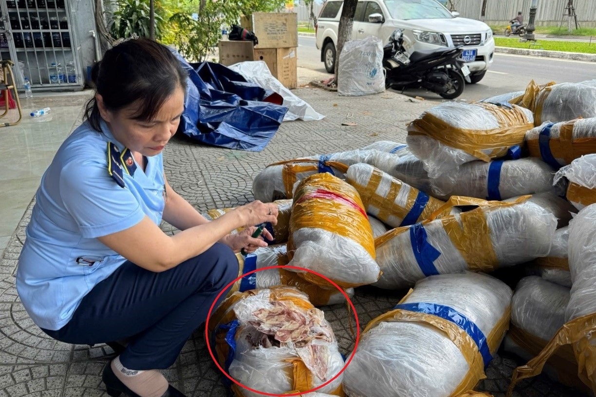700kg mực khô vô chủ bốc mùi trên vỉa hè Đà Nẵng