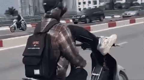 Xác minh hình ảnh thanh niên lái xe máy bằng chân trên cầu vượt ở Hà Nội