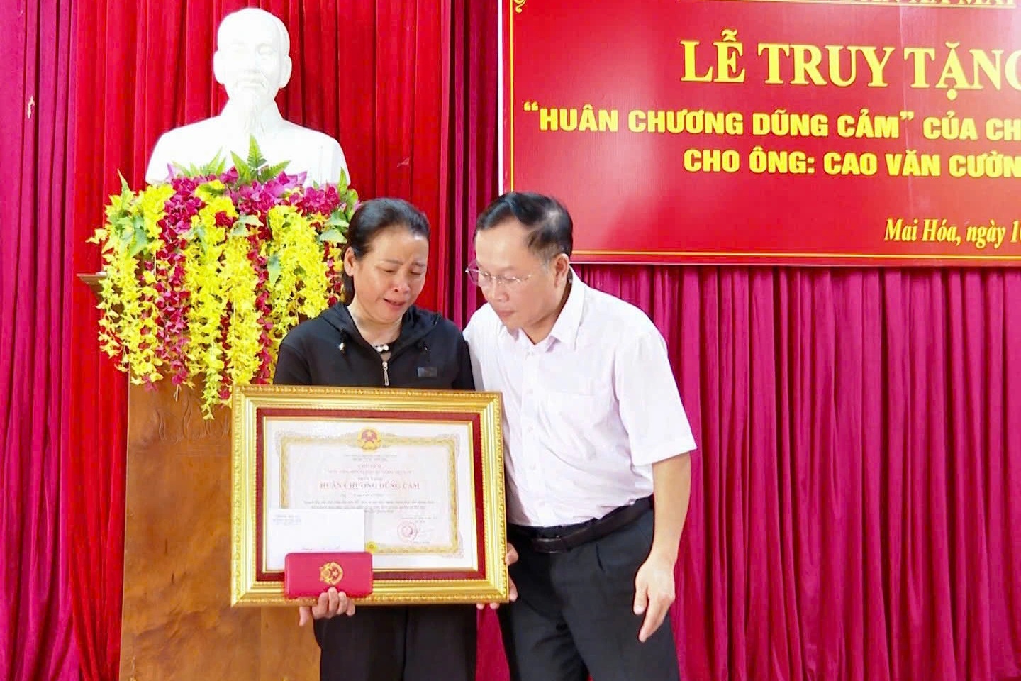 Người đàn ông cứu học sinh trong lũ được truy tặng Huân chương Dũng cảm
