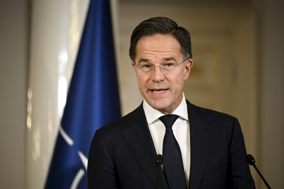 NATO: Phương Tây cần tăng chi tiêu quân sự hoặc bắt đầu học tiếng Nga