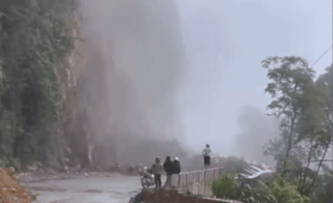 Sạt lở nghiêm trọng ở Lai Châu, đất đá che lấp toàn bộ một đoạn đường