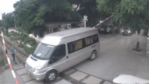 Tước bằng lái của tài xế xe khách vượt ẩu làm gãy barie chắn tàu