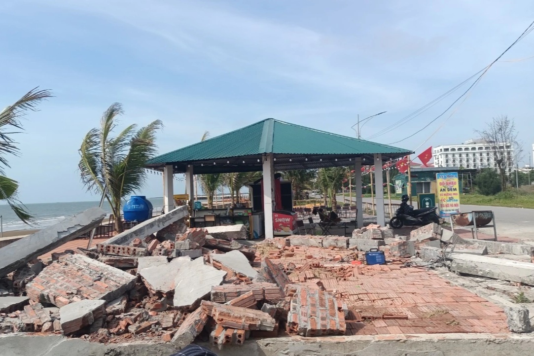Tháo dỡ loạt công trình trái phép ở khu du lịch nổi tiếng Thanh Hóa
