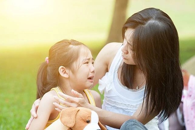 Thấy mẹ kế ốm nặng, con gái riêng của chồng nói một câu khiến tôi oà khóc