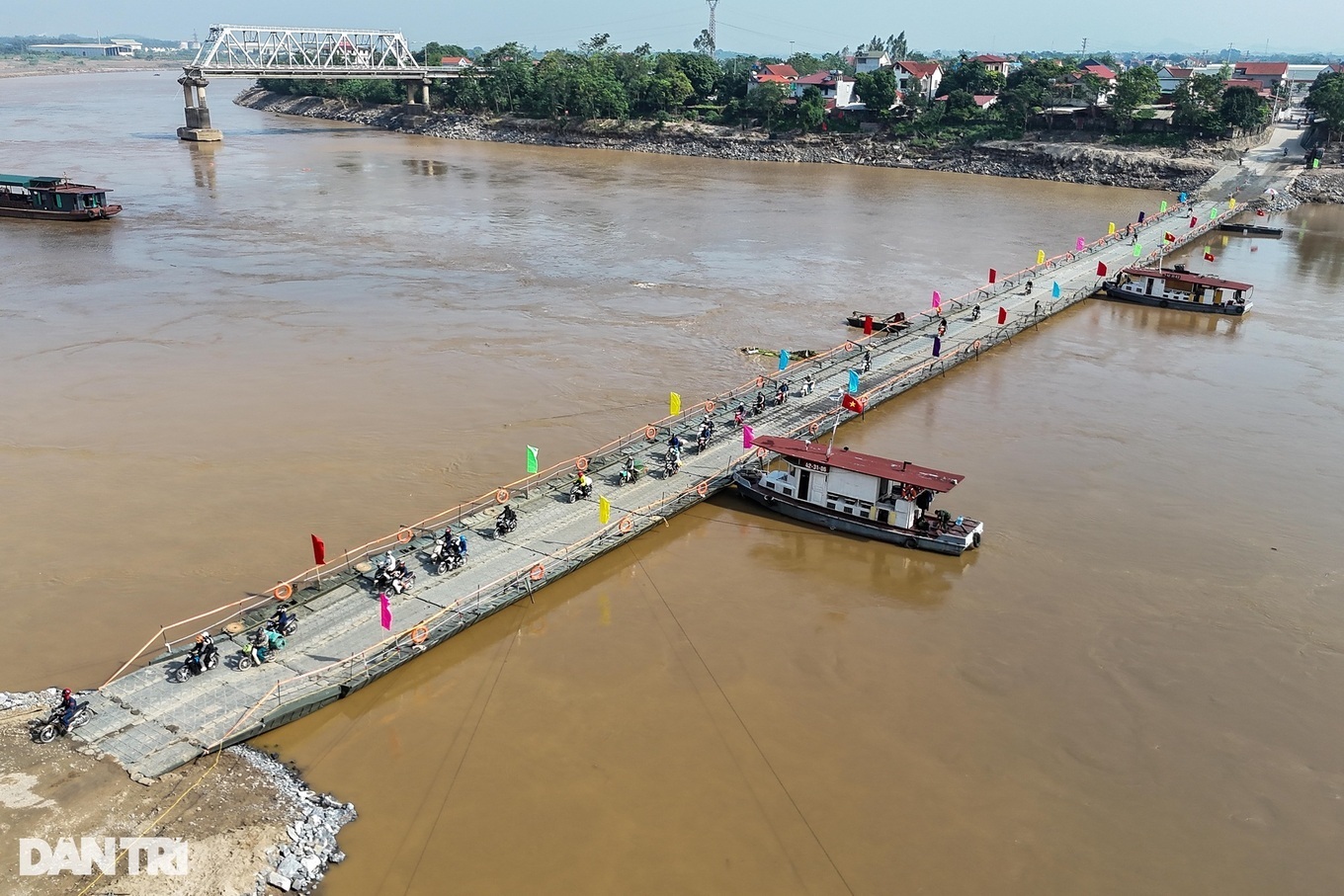 Quân đội cắt cầu phao Phong Châu do nước sông Hồng dâng cao, chảy xiết