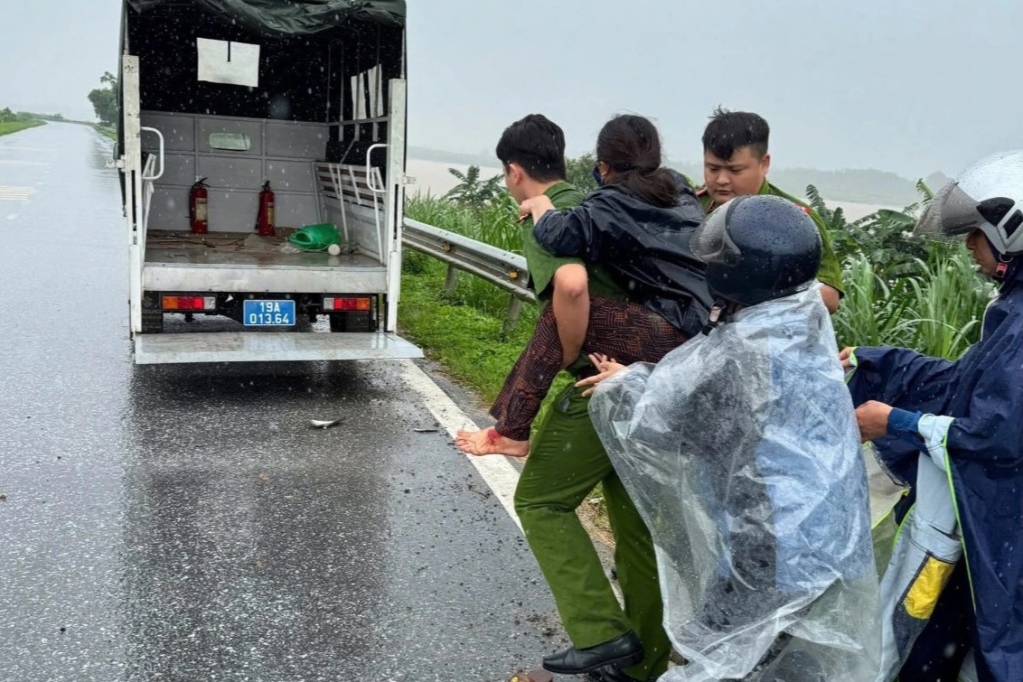 Công an cứu người phụ nữ nằm bất động trên đường trong cơn mưa