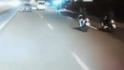 Hai thiếu niên đạp ngã người đi xe máy trên đường ở TPHCM