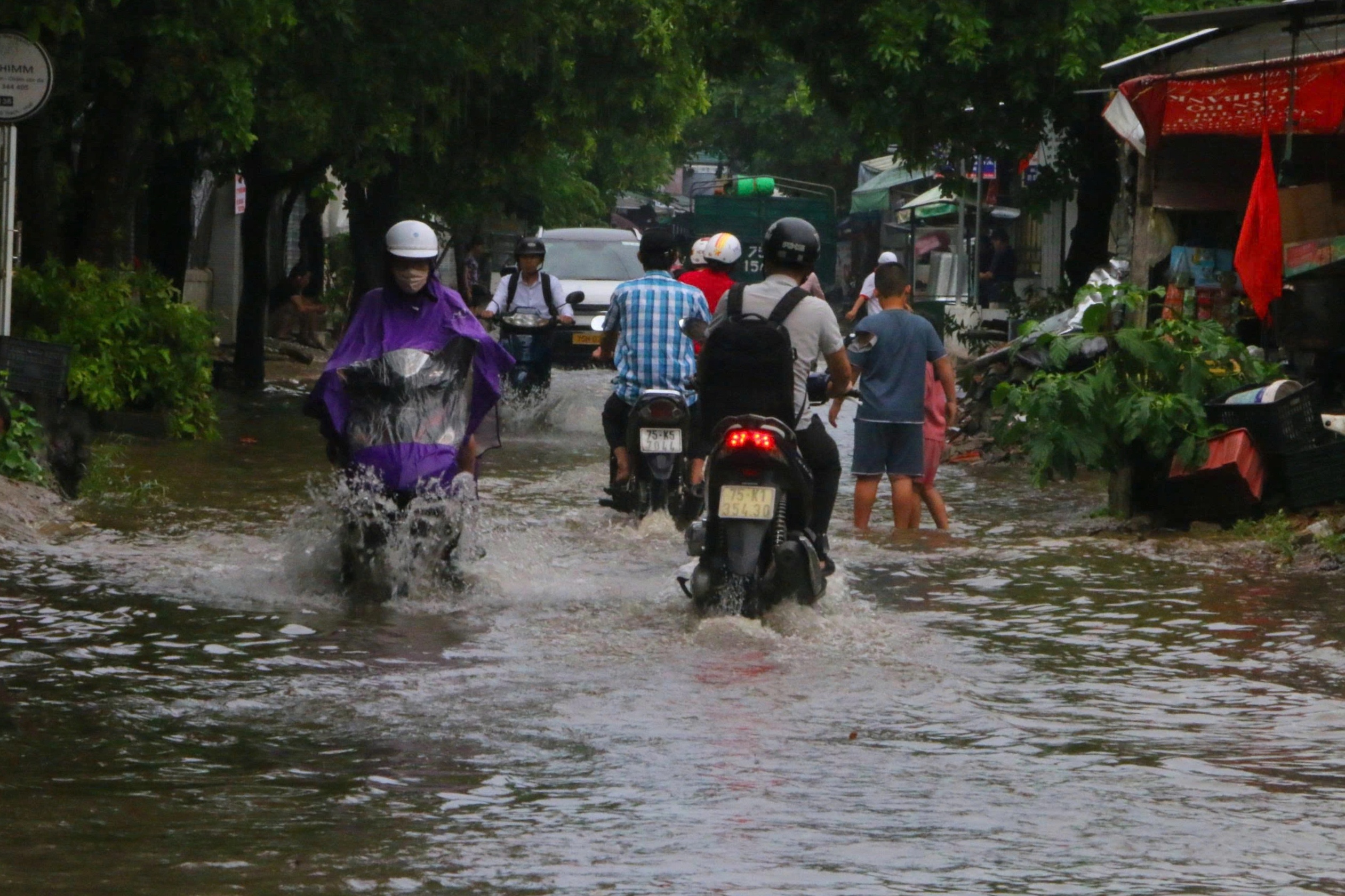 Nhiều nơi đang mưa lớn, các tỉnh thành miền Trung ứng phó bão Wutip