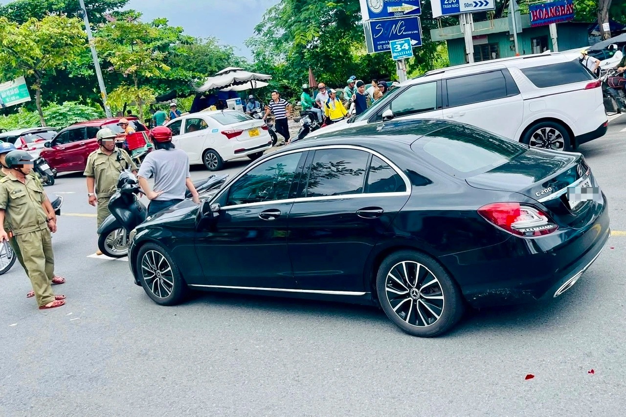 Người đàn ông chặn đầu ô tô Mercedes rồi đập phá ở TPHCM