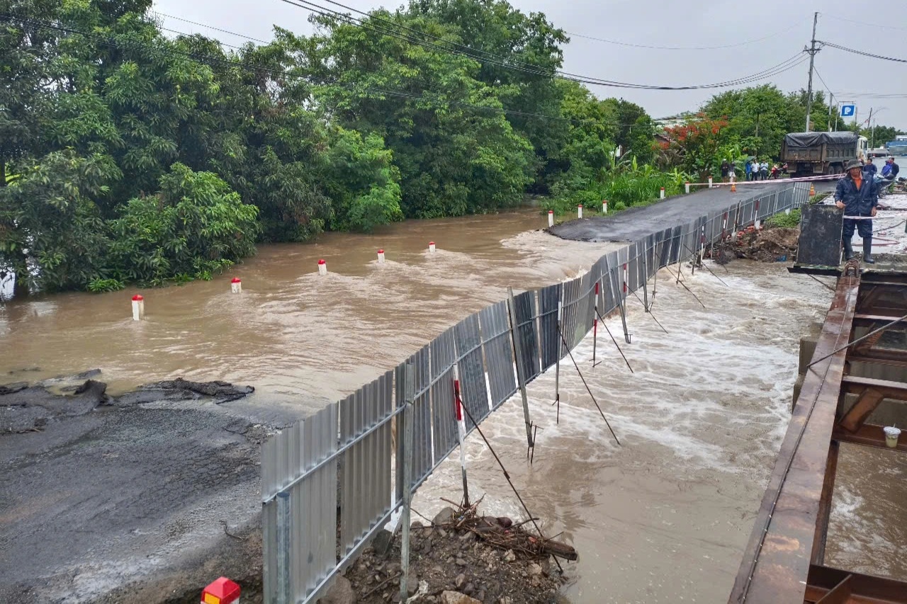 Mưa lũ gây ngập cầu, ách tắc giao thông, hàng trăm hộ dân bị cô lập