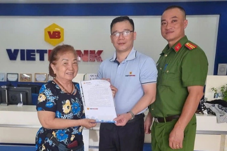 Bỗng dưng nhận 300 triệu đồng trong tài khoản, bà lão 73 tuổi báo công an