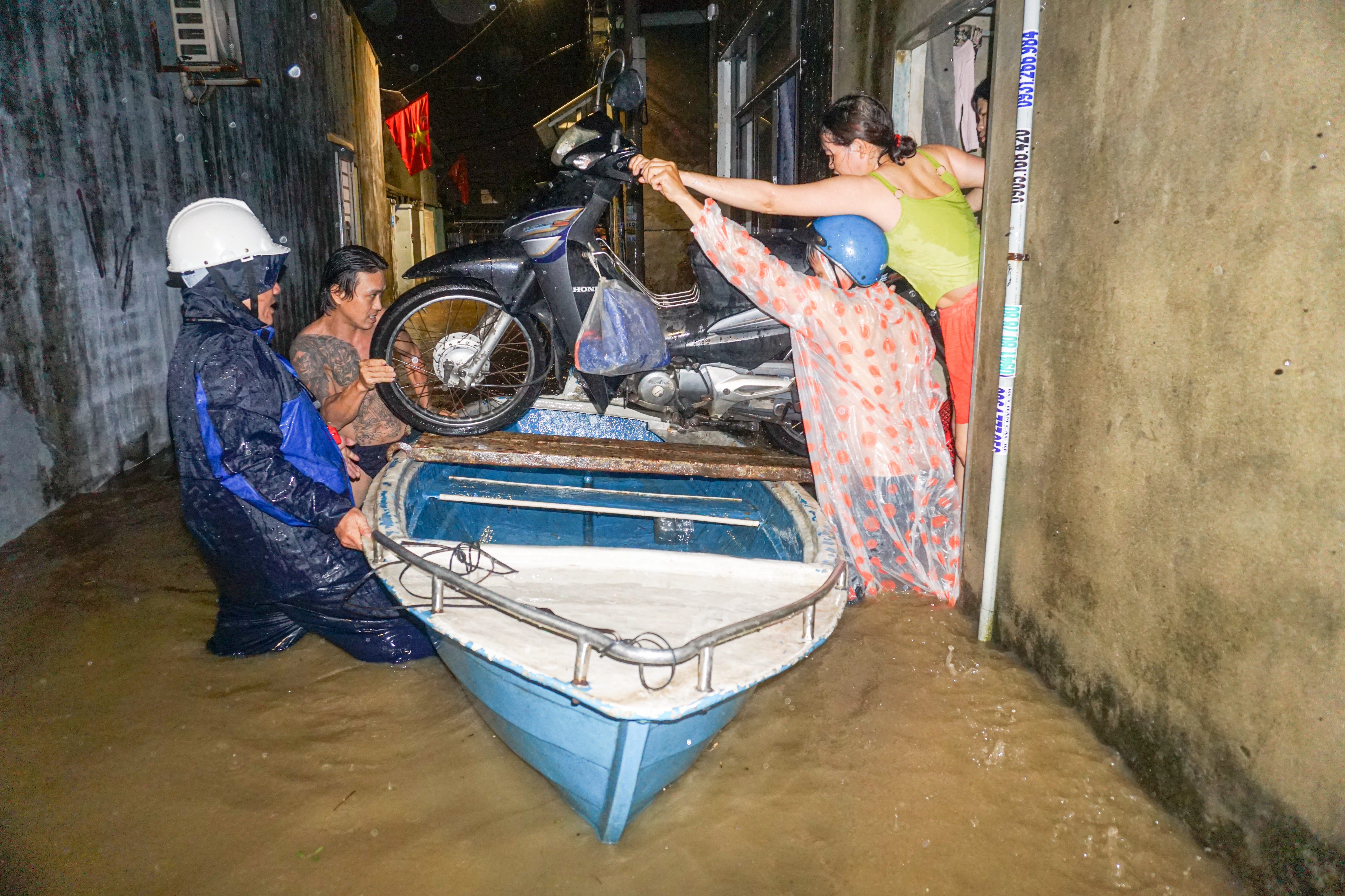 Nước dâng cao trong đêm, người dân Đà Nẵng gom đồ chạy lụt