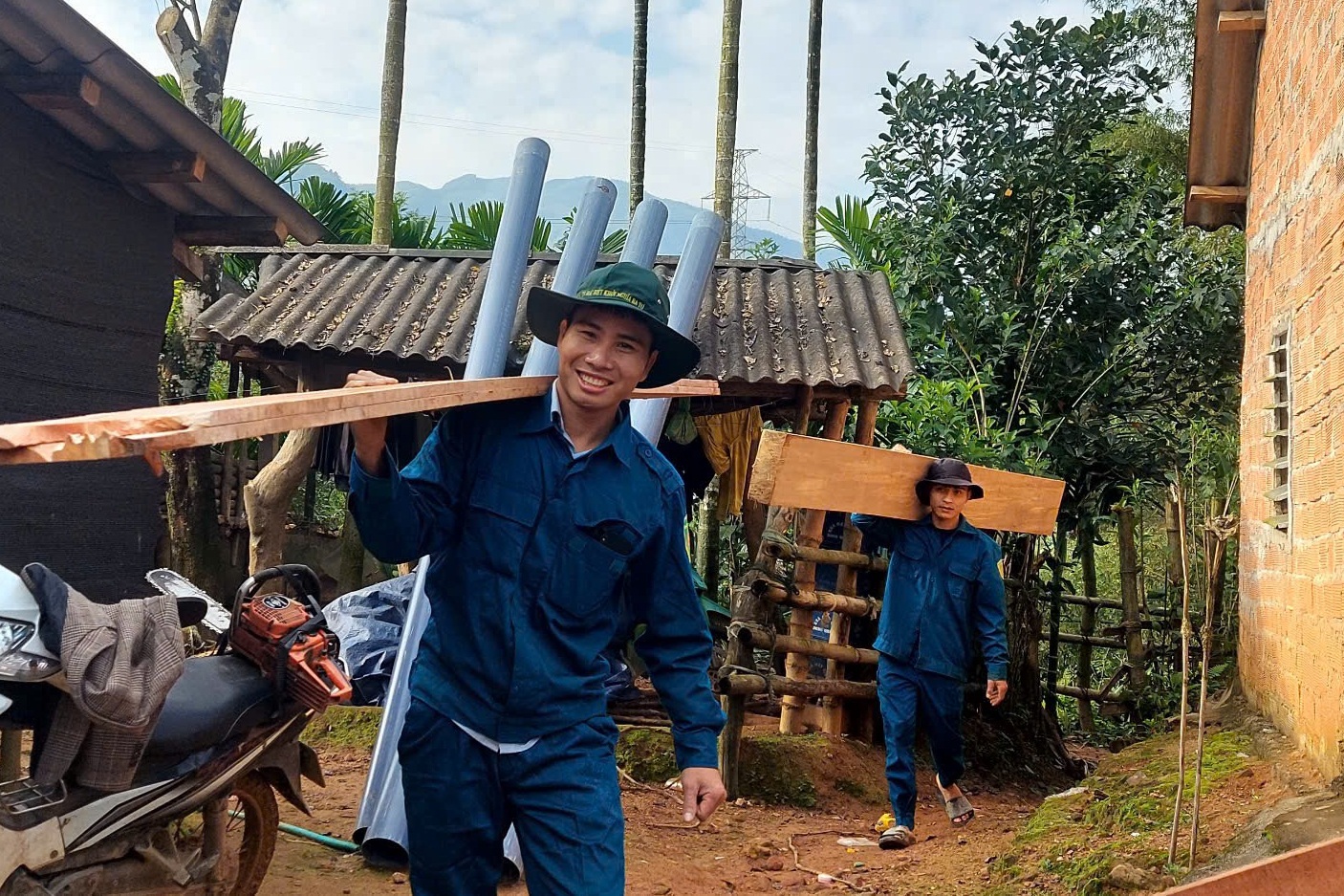 Bí thư huyện trực tiếp đi khảo sát, chủ tịch xã cho gỗ giúp dân xây nhà
