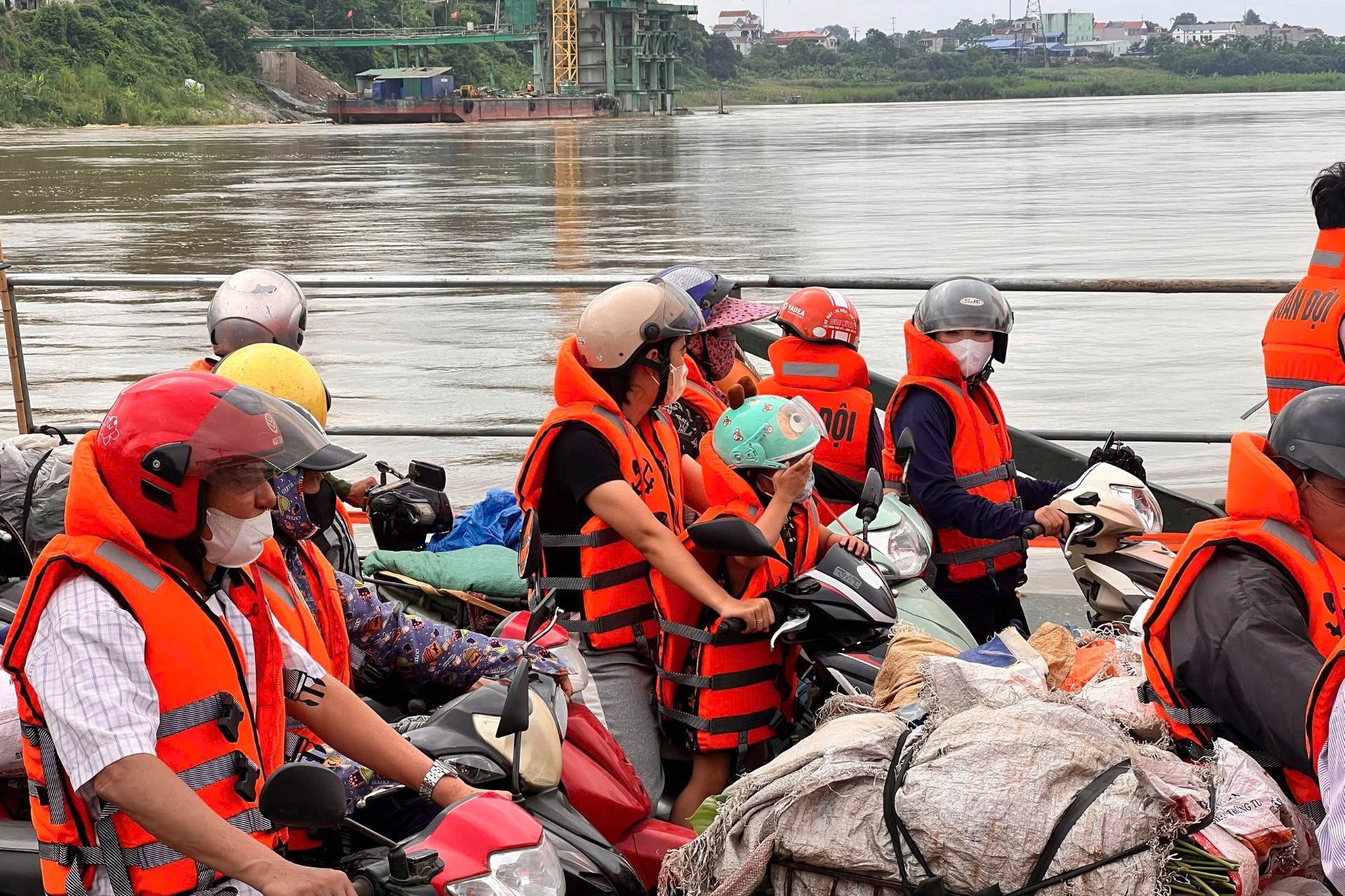 Quân đội dùng phà quân sự đưa người dân qua khu vực cầu Phong Châu