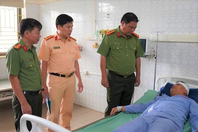 Đại úy công an bị người vi phạm tông trọng thương khi làm nhiệm vụ