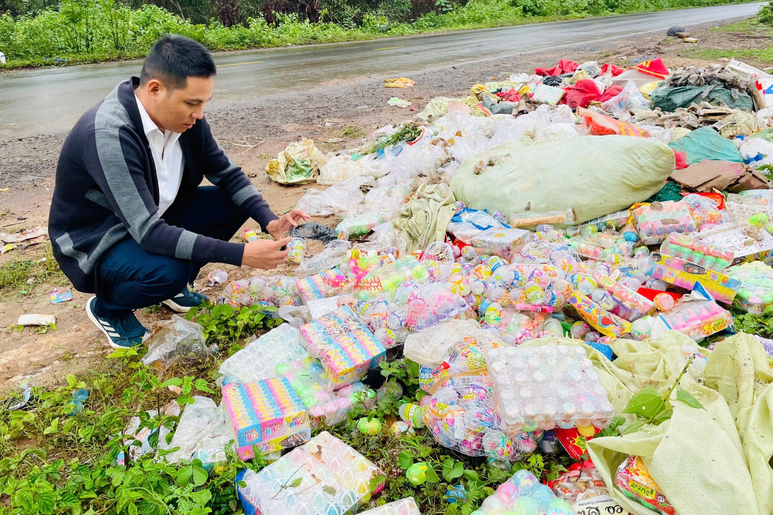Chỉ đạo điều tra vụ bánh kẹo, đồ chơi nhãn mác lạ chất đống dọc đường