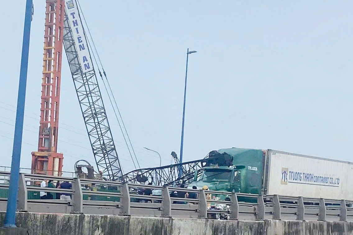 Cần cẩu sập đè ô tô ở TPHCM, đơn vị thi công bồi thường gần 400 triệu đồng