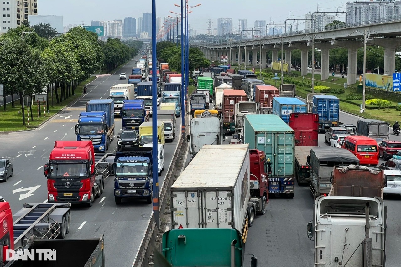 Dòng phương tiện ùn ứ kéo dài trên đại lộ ở TPHCM