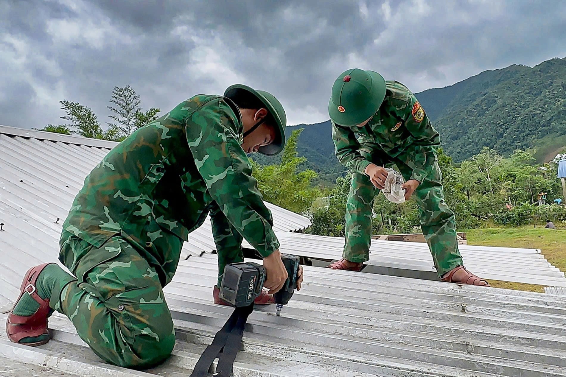 Bộ đội biên phòng giúp dân sửa nhà sau bão Wutip