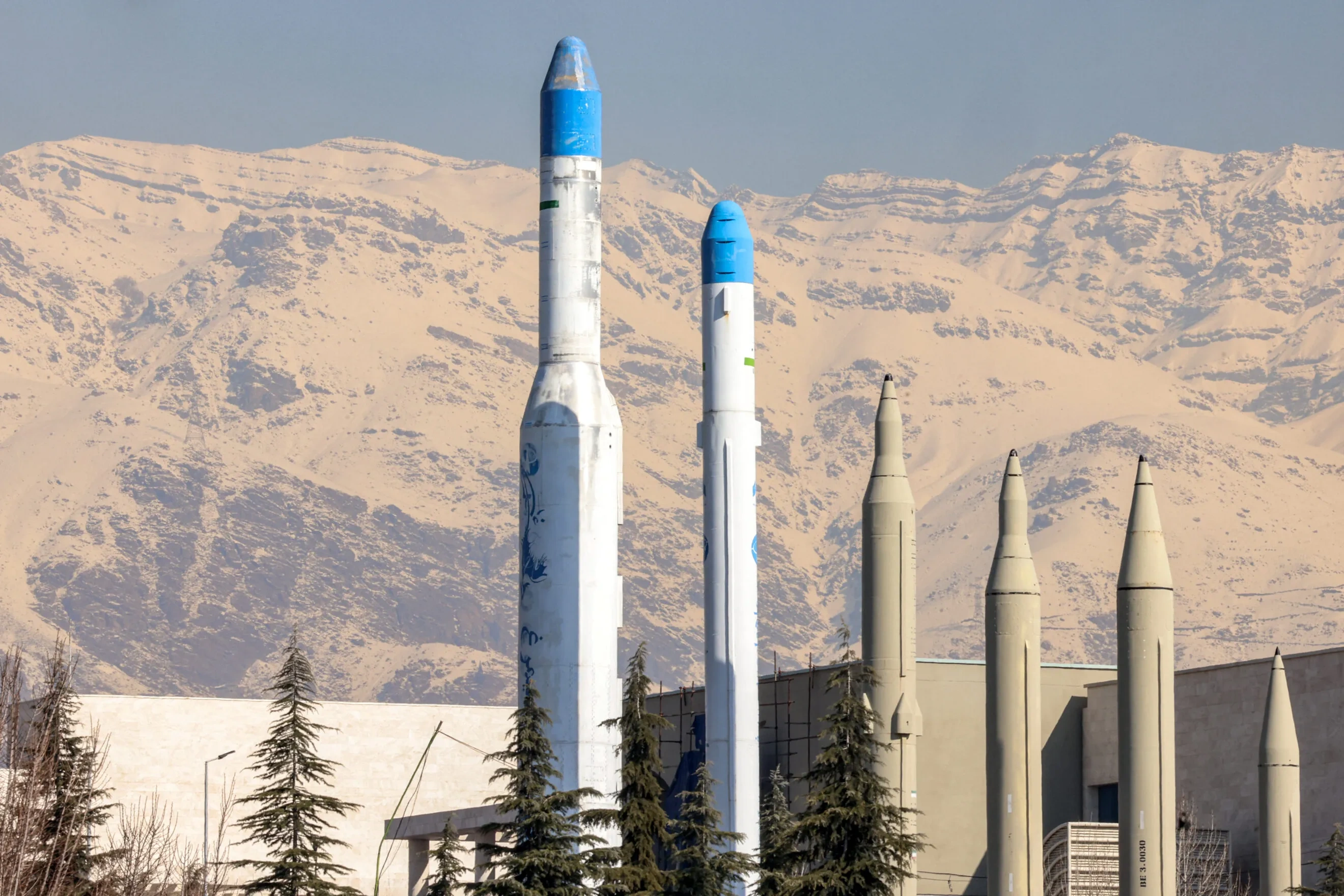Iran sử dụng tên lửa siêu vượt âm tấn công Israel