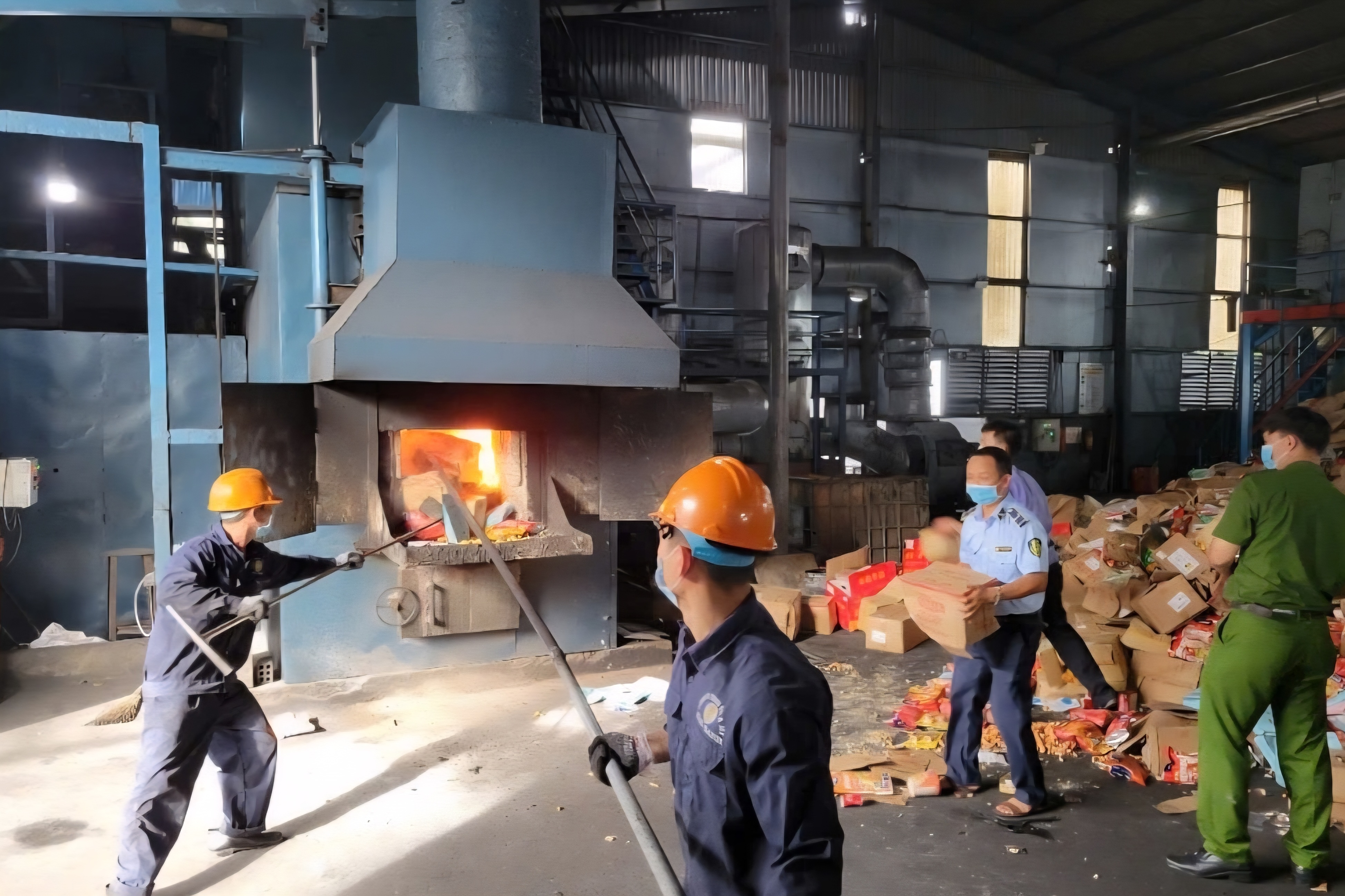 Tiêu hủy gần 300 mặt hàng giả nhãn hiệu, không nguồn gốc ở Phú Yên
