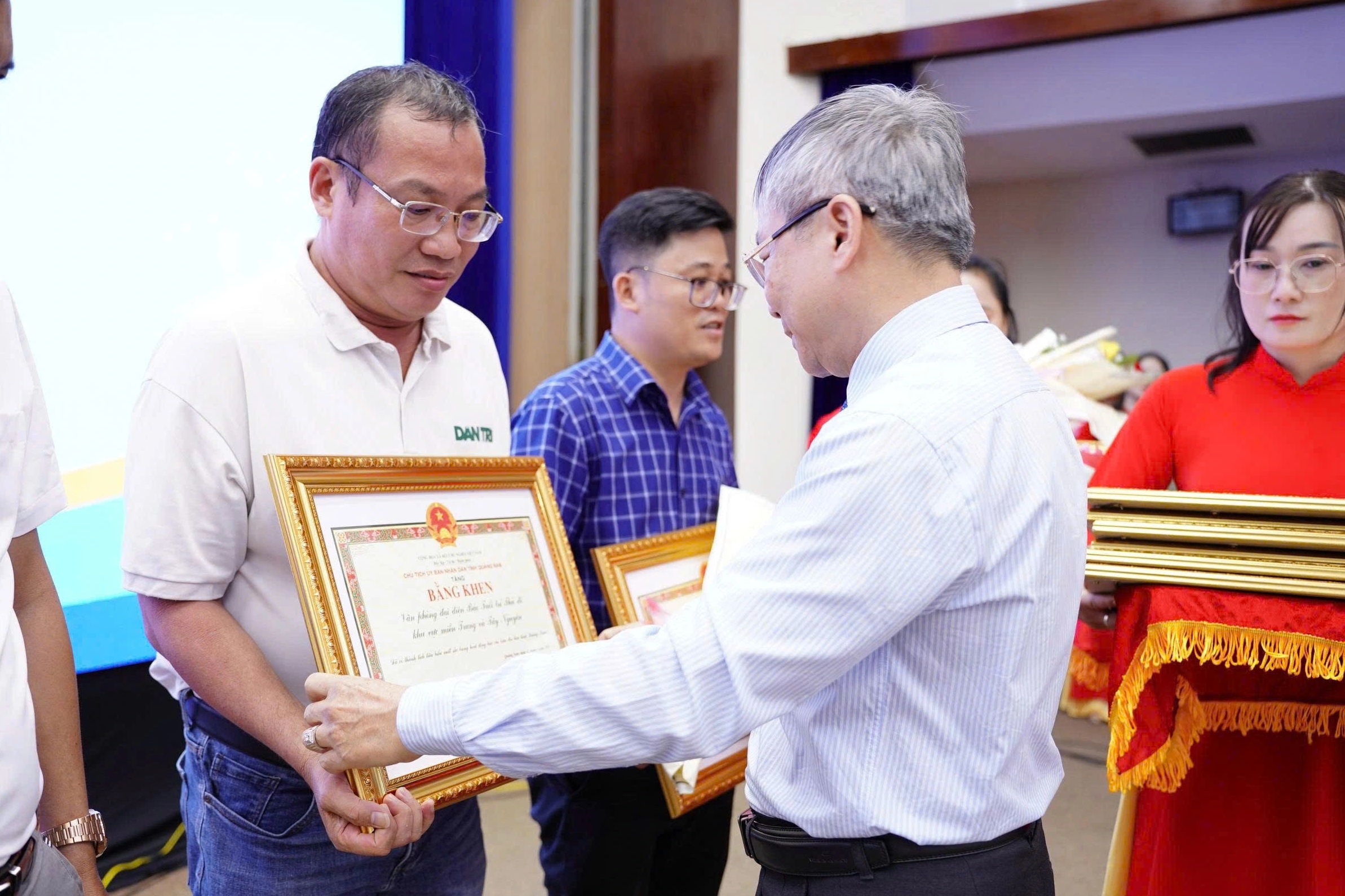 Văn phòng báo Dân trí nhận Bằng khen của Chủ tịch tỉnh Quảng Nam