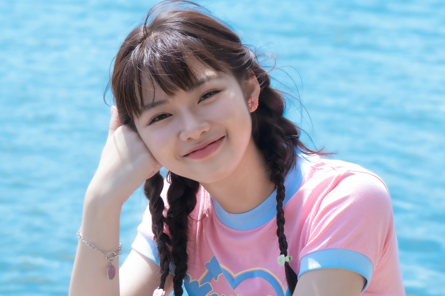 "Em xinh” nhỏ tuổi nhất: Nhan sắc trong trẻo, vừa gây chú ý đã phải xin lỗi