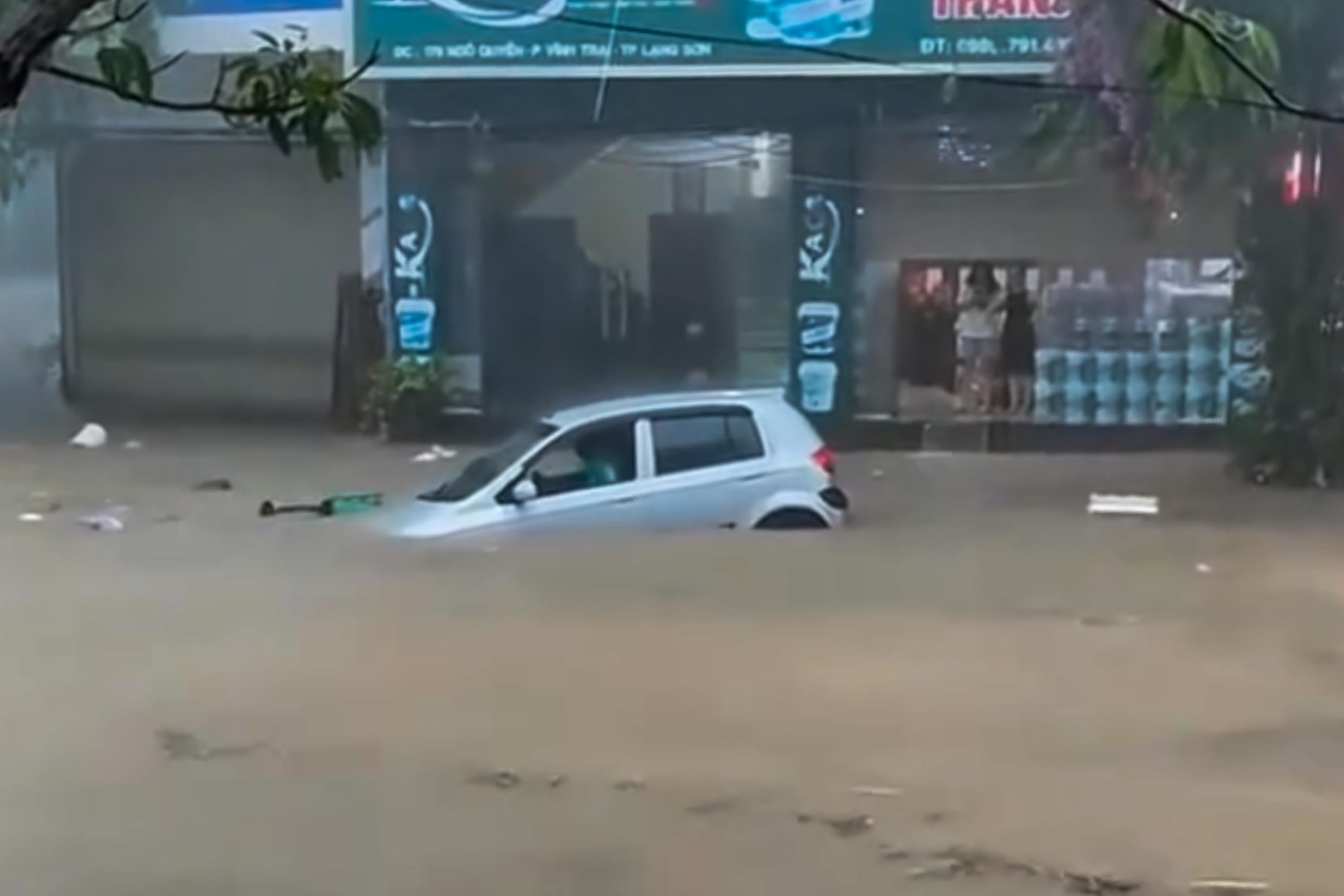 TP Lạng Sơn mênh mông nước, ô tô "trôi" trên đường